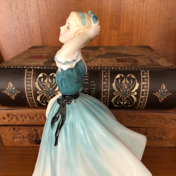Royal Doulton Figurine - Picture 2 of 6